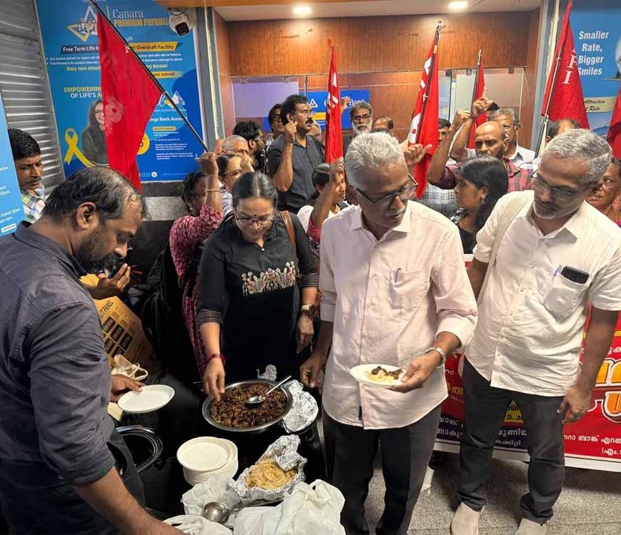 कैंटीन में बीफ बैन का फरमान, विरोध में कर्मचारियों ने की बीफ पार्टी