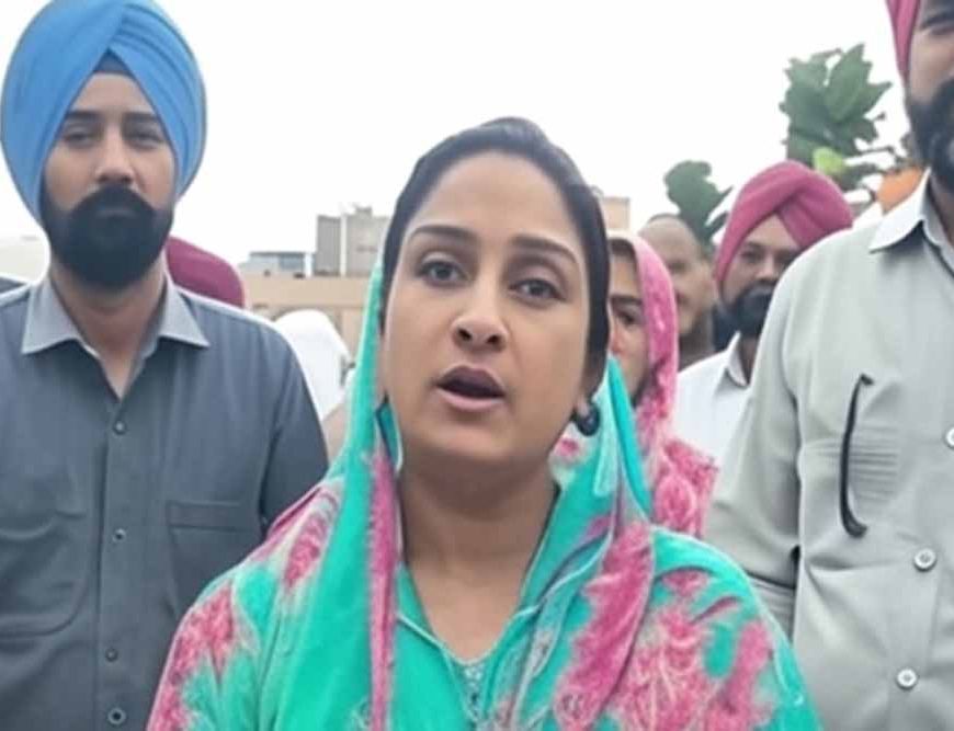 हरसिमरत कौर बादल ने सचखंड श्री हरमंदिर साहिब में टेका मत्था, बाढ़ को लेकर जताई चिंता