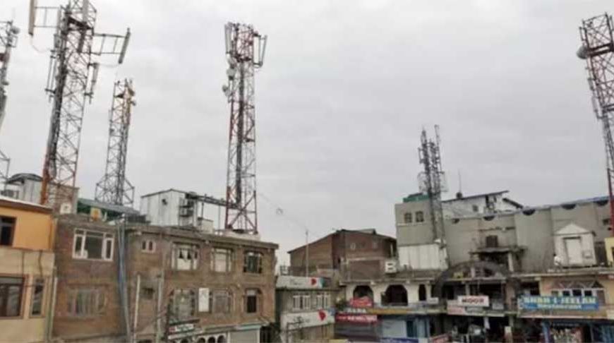 पड़ोसी की छत पर लगा मोबाइल टावर कर रहा नुकसान? ऐसे करें शिकायत