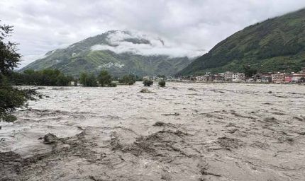 हिमाचल में भारी बारिश: 9 जिलों में कल स्कूल-कॉलेज बंद, मंडी में एम्बुलेंस पलटी