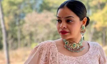 कपिल शर्मा की ऑन-स्क्रीन वाइफ सुमोना पर दिन दहाड़े ........ , कार घिरी भीड़ में