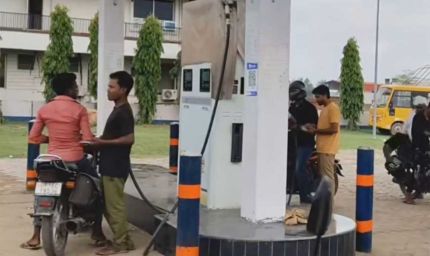 हेलमेट नियम की उड़ रही धज्जियां: पेट्रोल पंप पर बेधड़क मिल रहा पेट्रोल