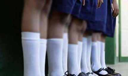 कक्षा में अनुशासन सिखाने के नाम पर बर्बरता: तीन छात्राओं की पिटाई, शिक्षिका निलंबित