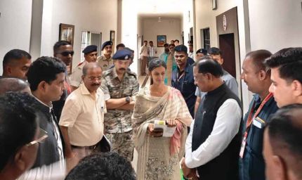 बाढ़ में बही पुस्तकें, टेबलेट भी हुआ खराब, पर नहीं रुकेगी पूनम की प्रतियोगी परीक्षा की तैयारी