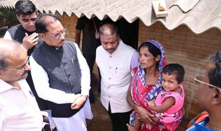 प्रशासन की तत्परता: बाढ़ प्रभावितों को मिला राशन