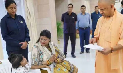 'जनता दर्शन': स्कूल में प्रवेश को लेकर सीएम से मिलीं नन्ही मायरा