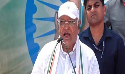 खड़गे का हमला: भाजपा किस्तों में लोकतंत्र को कर रही खत्म