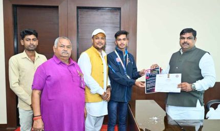 रायपुर : शिक्षा मंत्री श्री गजेन्द्र यादव से श्री ओमप्रकाश सेन ने की सौजन्य भेंट