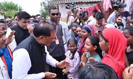 बाढ़ प्रभावितों का हाल जानने उनके बीच पहुँचे मुख्यमंत्री साय: अधिकारियों को राहत एवं पुनर्वास कार्यों में तेजी लाने के निर्देश