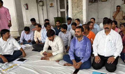 अवैध कब्जा हटाने गई सरकारी टीम पर ही एफआईआर,लेखपालों और नायब तहसीलदारों ने FIR खत्म करने को लेकर दिया धरना