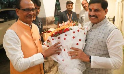 भोपाल: सीएम शिवराज सिंह यादव डॉ. मोहन यादव ने पुष्पगुच्छ से किया स्वागत