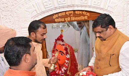 रायपुर : स्कूल शिक्षा मंत्री गजेन्द्र यादव ने धमतरी में माँ विंध्यवासिनी मंदिर में की पूजा-अर्चना