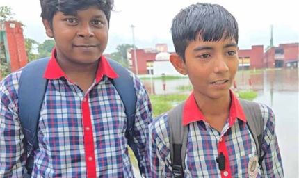 भय के साये में पढ़ने को मजबूर हैं ये ​विद्यार्थी, हाथों में किताब, नजरें पानी से निकलने वाले सांपों पर