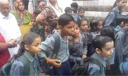 जींद: 131 बच्चों के लिए सिर्फ 2 कमरे, अभिभावकों ने स्कूल गेट पर जड़ा ताला