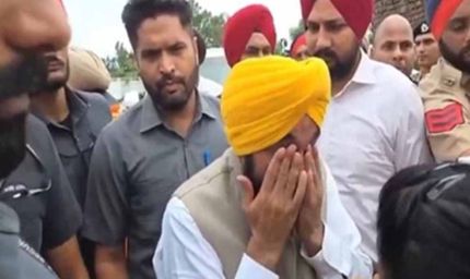 पंजाब बाढ़ पीड़ितों से मिले CM मान, हालात देख भावुक होकर रो पड़े