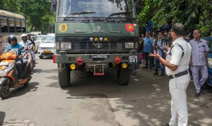 कोलकाता में पुलिस ने रोका सेना का ट्रक, TMC का मंच गिरने के अगले दिन हुई कार्रवाई