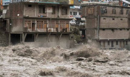 हिमाचल में रेड अलर्ट: 1,300 से ज्यादा सड़कें बंद, 2 हजार वाहन फंसे, रेल सेवा ठप