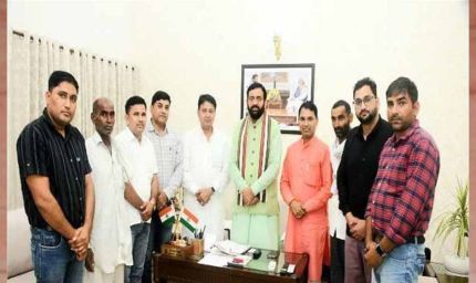 मनीषा के परिजन से मिले CM, सैनी ने भरोसा दिलाया- न्याय में कोई कमी नहीं