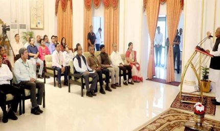 अपने अनुभव और प्रयासों से वंचित और गरीबों की मदद करें : राज्यपाल पटेल