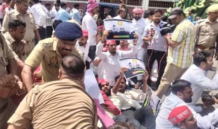 सपा छात्र सभा ने ABVP समर्थन में किया प्रदर्शन, पुलिस के साथ हुई तीखी झड़प