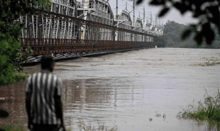 दिल्ली में हाहाकार: यमुना 207 मीटर पार, लोग बिस्किट खाकर कर रहे गुजारा