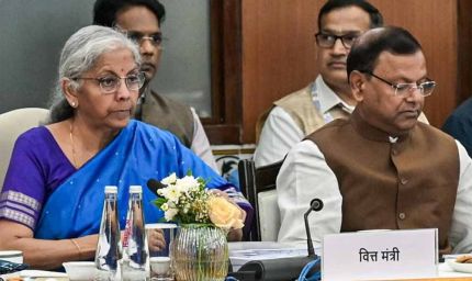 जूते-चप्पल और कपड़े होंगे सस्ते, GST काउंसिल ने घटाए टैक्स स्लैब