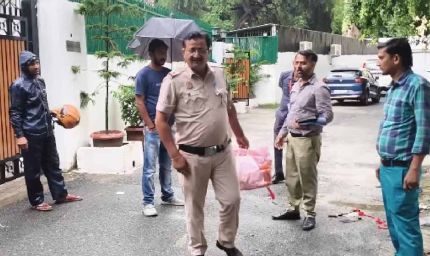 भोपाल के शारिक मछली का गुर्गा दिल्ली में NHRC मेंबर को मिठाई देकर मनाने पहुंचा