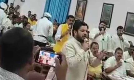 मेयर पर बरसे बीजेपी पार्षद, विपक्ष संग किया विरोध प्रदर्शन, सदन में हंगामा