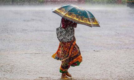 यूपी में मौसम का कहर: 11 जिलों में भारी बारिश का अलर्ट, पारा 4° गिरा