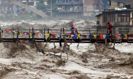 SC ने पहाड़ी राज्यों में बाढ़ पर जताई गंभीर चिंता, पेड़ कटाई पर केंद्र-राज्य सरकारों को नोटिस