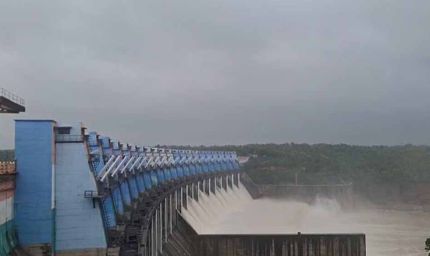 ओंकारेश्वर बांध के 23 में से 21 गेट 35.5 मीटर तक खोले, नर्मदा नदी उफान पर, प्रशासन हुआ अलर्ट