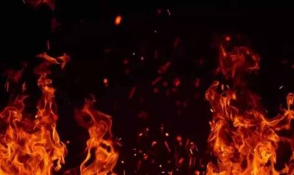 डीटीसी बस में लगी भीषण आग, मोटरसाइकिल से टक्कर के बाद यात्री बाल-बाल बचे