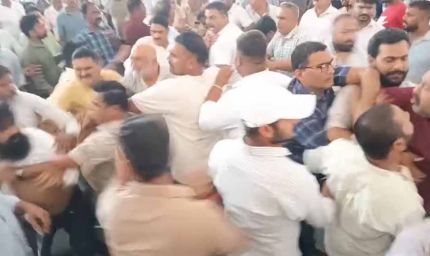 उत्तराखंड कांग्रेस की बैठक में बवाल: दो गुटों में मारपीट, वरिष्ठ नेता के फटे कपड़े