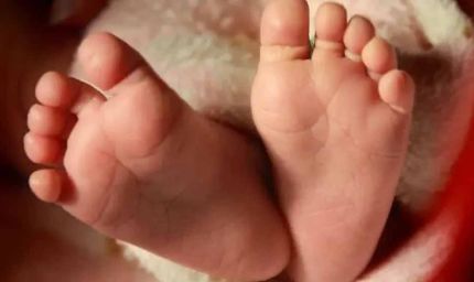 दर्दनाक हादसा: गणेश पंडाल में खेलते बच्चे को आया हार्ट अटैक, मां की गोद में ही मौत