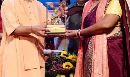 शिक्षक दिवस पर UP में बड़ा तोहफा, अब शिक्षकों को मिलेगा कैशलेस इलाज का लाभ