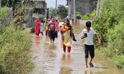 झज्जर की महिलाएं सड़क पर उतरीं, जलभराव से हाहाकार – बादली रोड हुआ जाम