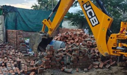 संभल में बुलडोजर ने मचाया कहर, सपा विधायक के कब्जे से मुक्त हुई सरकारी जमीन