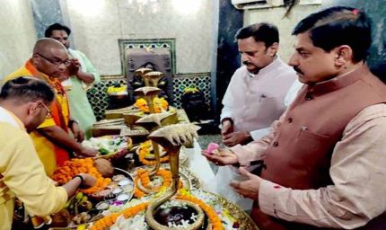 मुख्यमंत्री डॉ. यादव ने देवतालाब शिव मंदिर में भगवान शिव की पूजा अर्चना और रुद्राभिषेक किया