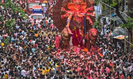 मुंबई गणपति विसर्जन में हादसा: मूर्ति से टकराया बिजली का तार, 1 की मौत, 5 घायल