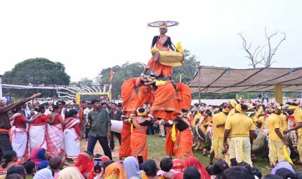 रायपुर : महिला एवं बाल विकास मंत्री श्रीमती राजवाड़े संबलपुर में करमा तिहार उत्सव में शामिल हुईं