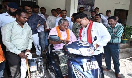 रायपुर : उप मुख्यमंत्री विजय शर्मा ने दिव्यांग युवक को दिया आगे बढ़ने का सहारा, अमर मरकाम को तत्काल मिली स्कूटी