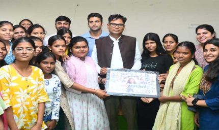 रायपुर : ‘नवगुरुकुल’ में छात्राओं से मिले वित्त मंत्री ओ.पी. चैधरी, आत्मविश्वास और सकारात्मक सोच से आगे बढ़ने की दी प्रेरणा