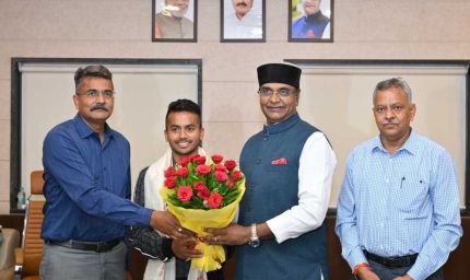 हॉकी एशिया कप में विजय पर मंत्री सारंग ने विवेक सागर को किया सम्मानित