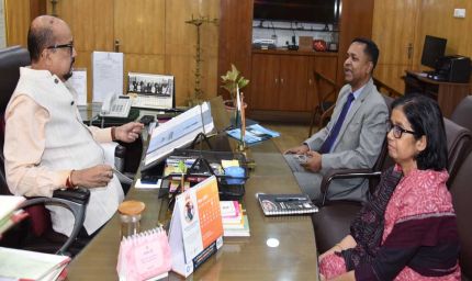 रायपुर : भू-जल स्तर बचाने, डबरी निर्माण के लिए किसानों को करें प्रोत्साहित - डेका