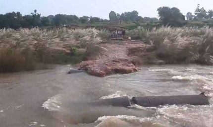 झारखंड में पुल धंसने से कार पानी में गिरी, 4 बचे, 1 लापता,  तलाश जारी