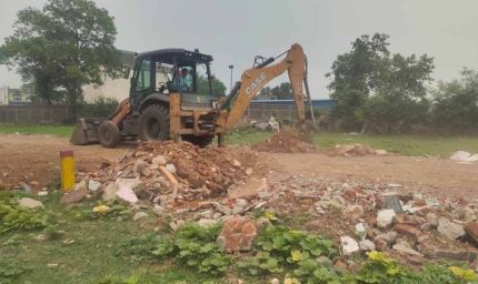 भाठागांव में अवैध प्लॉटिंग पर बड़ी कार्रवाई, जेसीबी से पांच एकड़ जमीन हुई मुक्त