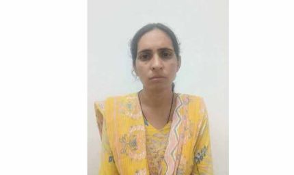 ब्लूटूथ से नकल करते पकड़ी गई महिला सुपरवाइजर, अधिकारिता विभाग की भर्ती परीक्षा में धांधली