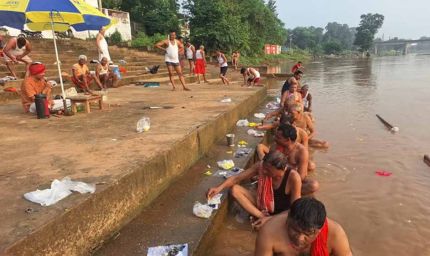 पितृपक्ष पर श्रद्धालुओं का सैलाब: महामाया मंदिर के छठ घाट और कन्हर नदी तट पर उमड़ी भीड़