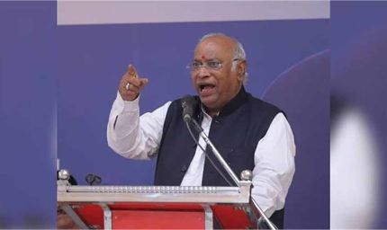 कांग्रेस पर खरगे का सख्त संदेश: काम नहीं करने वालों को तुरंत पार्टी से बाहर निकालो