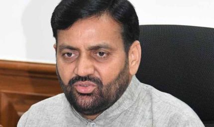 हाथों में झाड़ू और अफसरों पर सख्ती, स्वच्छता पर भड़के CM बोले- ढिलाई बर्दाश्त नहीं